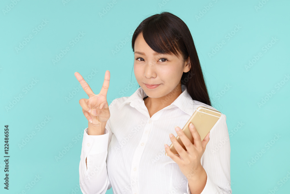 スマートフォンを持つ笑顔の女性 スマートフォンを持つ笑顔の女性