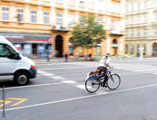 Cyclist on the city roadway © vbaleha