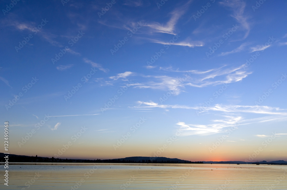 Obraz premium Auszeit, Entspannung, Ruhe, Meditation: Abenddämmerung, Ruhe und Sonnenuntergang am See genießen :)