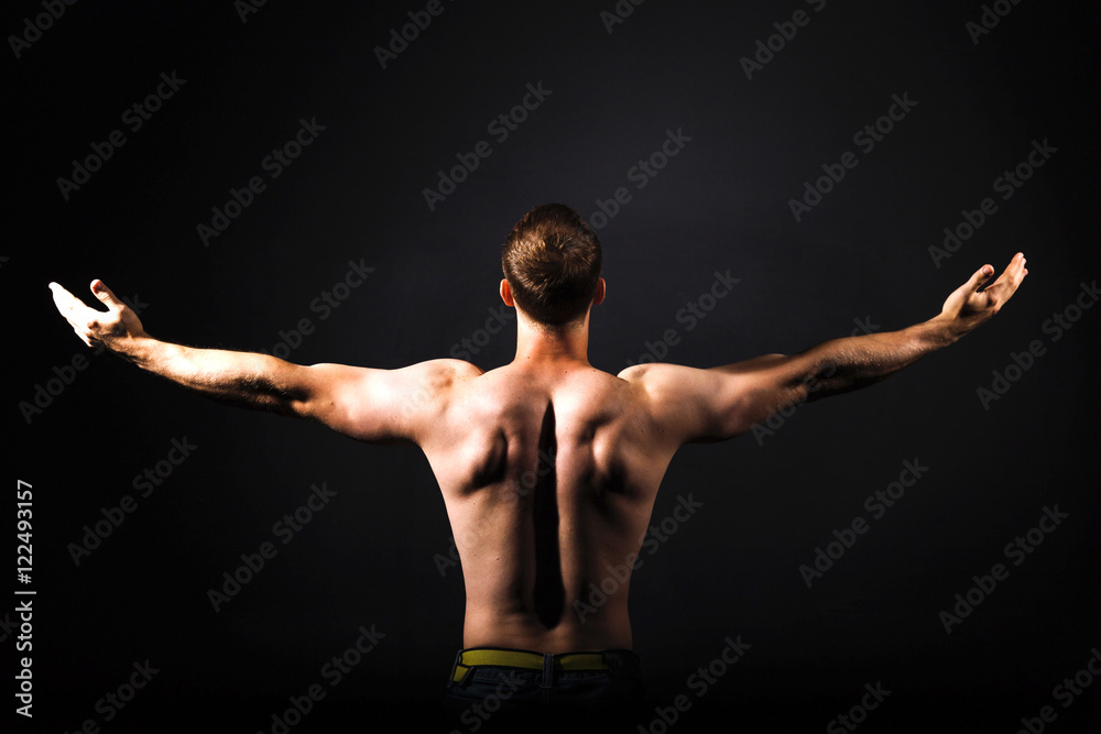 Obraz premium Rear view of healthy muscular young man