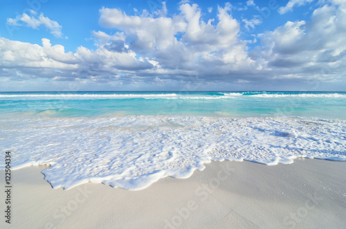 Fototapeta Wspaniały widok na morze na piaszczystej plaży