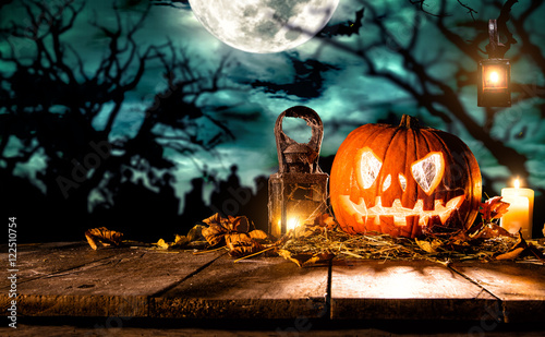 Canvastavla Scary halloween pumpkin on wooden planks