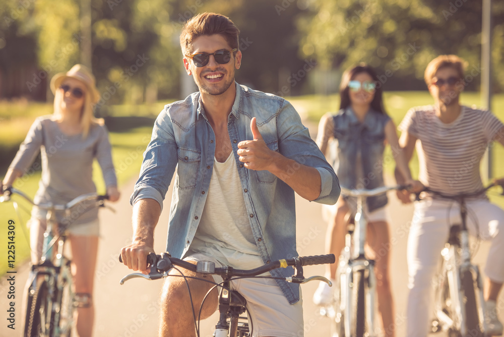 Obraz premium Friends cycling in park