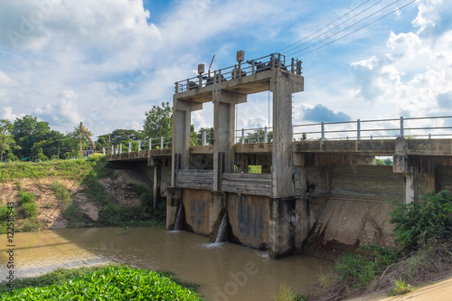 Photos Dam floodgates small