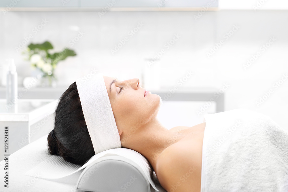 Aromaterapia, relaks w gabinecie odnowy biologicznej
Kobieta wypoczywa w spa, relaks i medytacja
 - obrazy, fototapety, plakaty 