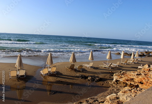Strand,Strandliegen,Wellen,Überschwemmung,Kreta,Griechenland © Reikara