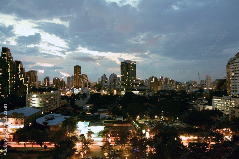 Obraz premium Bangkok Skylin Twilight at dusk night view