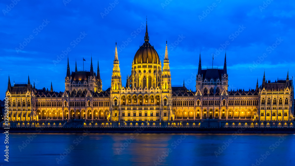 Blaue Stunde am Parlamentgebäude in Budapest Ungarn - Blue hour