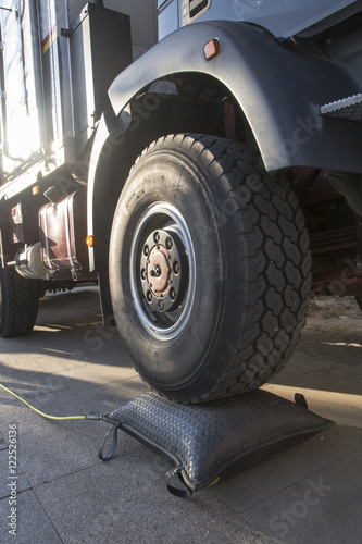 high wheel truck with an air bag for repair   © luismicss