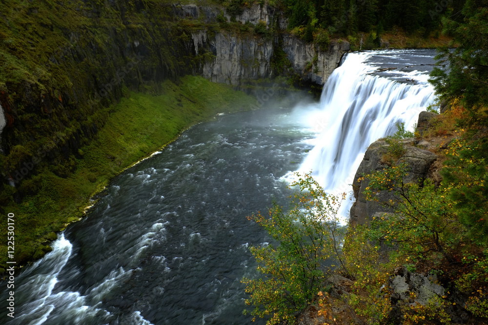 Fototapeta premium Mesa Falls Large Waterfall River Canyon Powerful