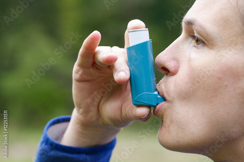 Obraz na płótnie Asthma patient inhaling medication w salonie