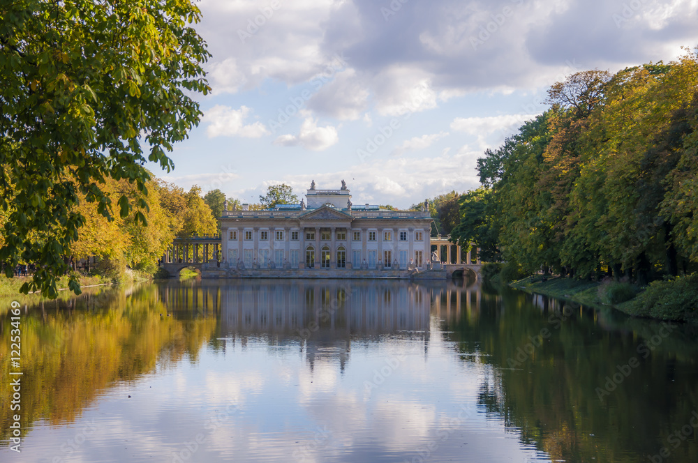 Вид на замок в парке Королевские Лазенки в Польше.