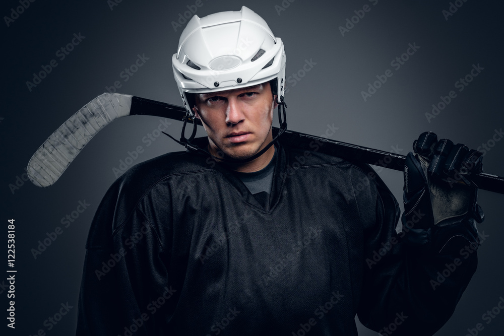 Naklejka premium Hockey player holds gaming stick.