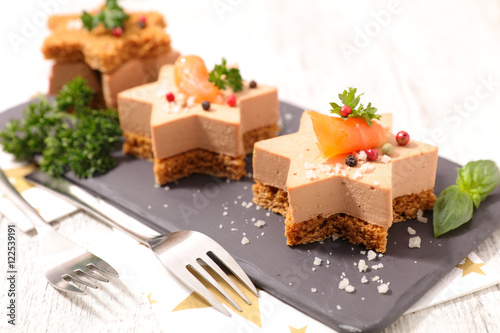 Fototapeta Naklejka Na Ścianę i Meble -  christmas canape with gingerbread and foie gras