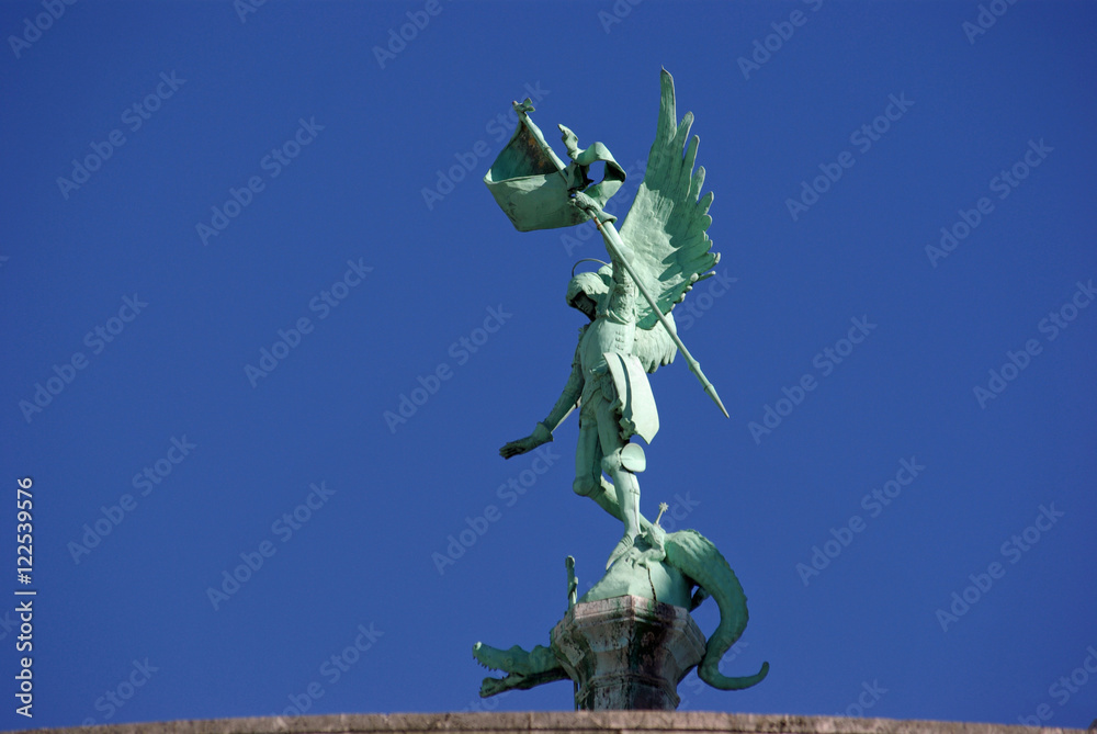 Fototapeta premium Statue du toit du Sacré-Coeur à Paris, France