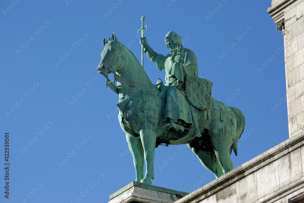 Fototapeta premium Statue équestre du Sacré-Coeur à Paris, France