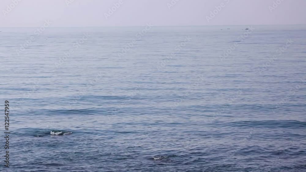 movimiento de un mar en calma con el horizonte al cielo y tonos pasteles
