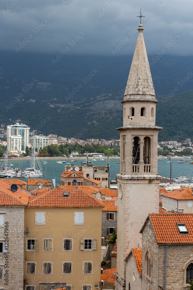 Obraz premium Citadel of the old fortress town of Budva in cloudy weather