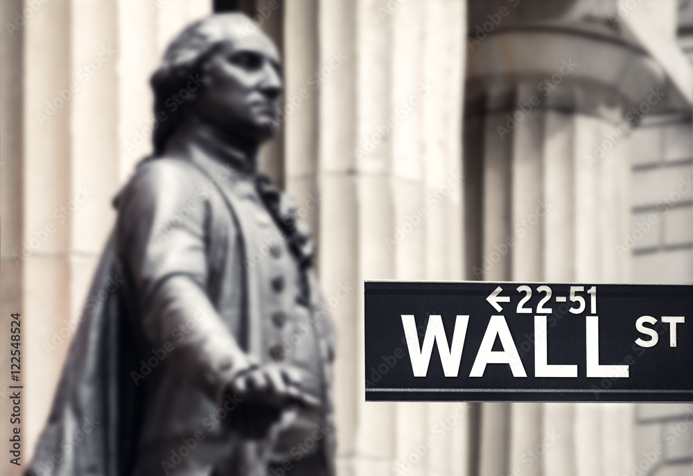 Fototapeta premium Wall street sign with the statue of George Washington and the Fe