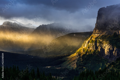 „Montana Morning” Musisz wstać przed słońcem, ale warto. Zmierzch w Glacier National Park. Droga do Słońca była nadal otwarta na podróż we wrześniu rano.