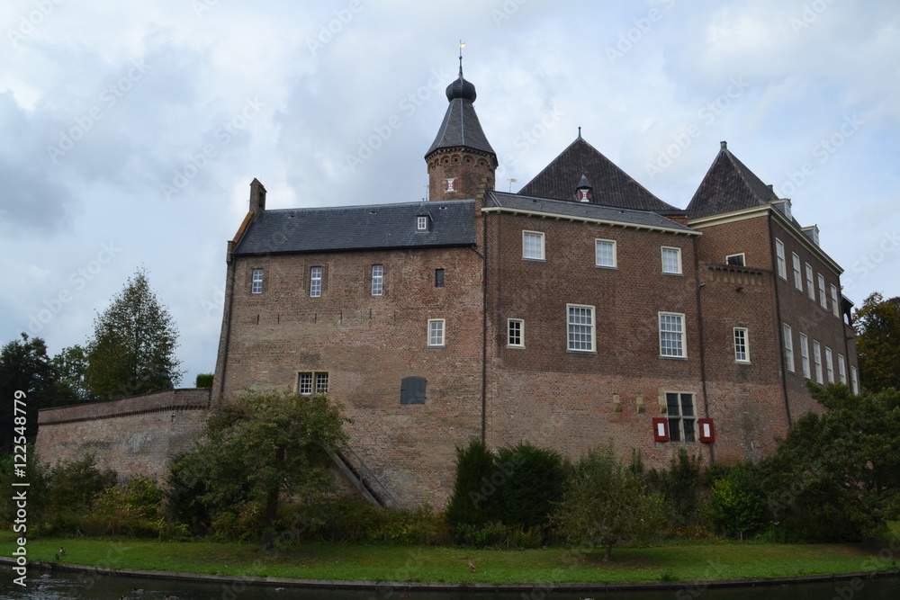 Fototapeta premium Ommuurd middeleeuws kasteel Huis Bergh met gracht in 's Heerenberg