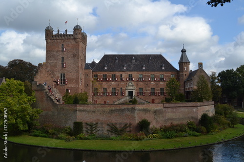 Ommuurd middeleeuws kasteel Huis Bergh met gracht in 's Heerenberg