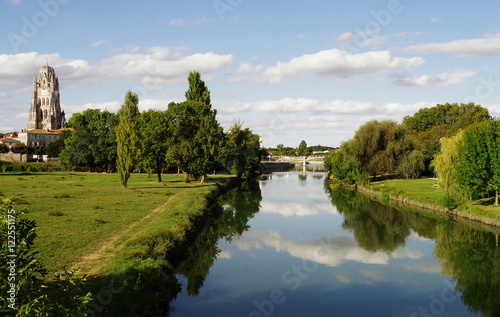 Canal anti-crues,destiné à soulager le débit de la Charente lors de la montée des eaux.