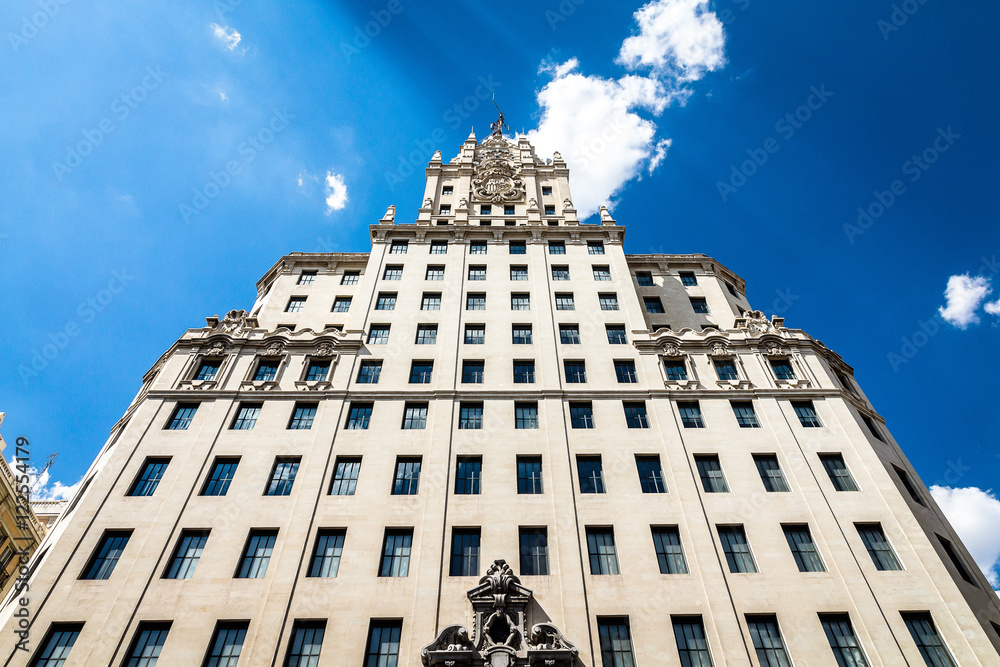 Fototapeta premium Das Edificio Telefónica an der Gran Vía in Madrid, Spanien