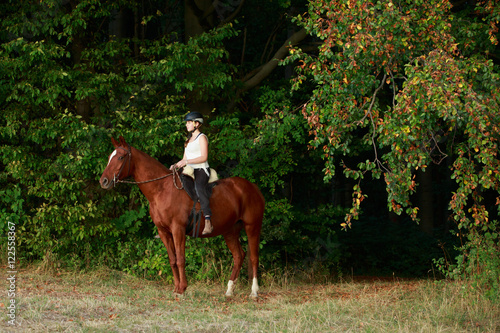 Mädchen mit Pferd im Wald