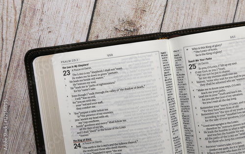 Foto An Opened Bible on a White Distressed Wooden Table