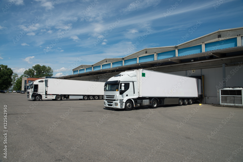 Large cold warehouse (Refrigerated trucks) Large cold warehouse (Refrigerated trucks)