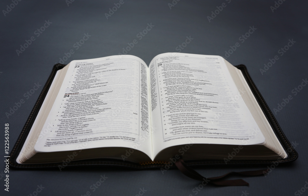 Obraz premium An Opened Bible on a Dark Chalkboard Surface