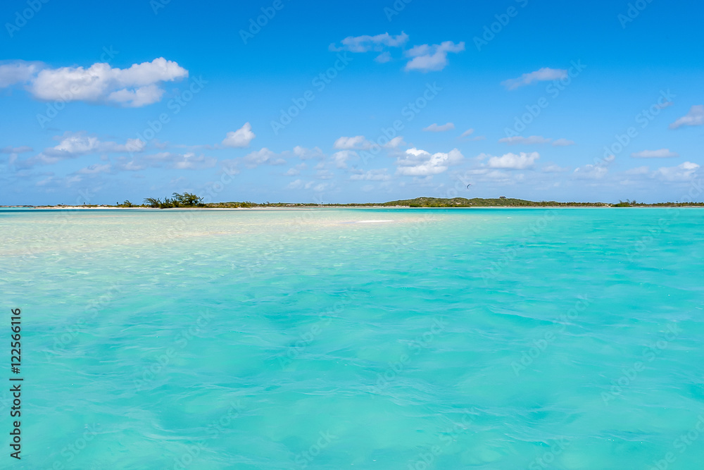 Fototapeta premium Sandy Beach, turquoise water from Great Exumas, Bahamas