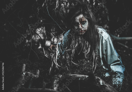 Canvastavla Scary zombie woman in the middle of the woods
