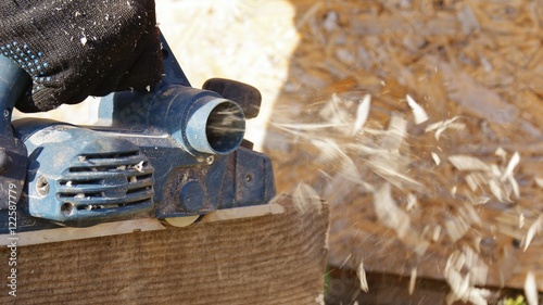 Работа рубанком, древесная стружка