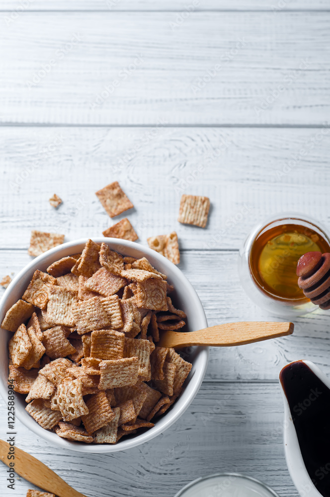 Fototapeta premium Breakfast cereal and a glass of fresh milk.