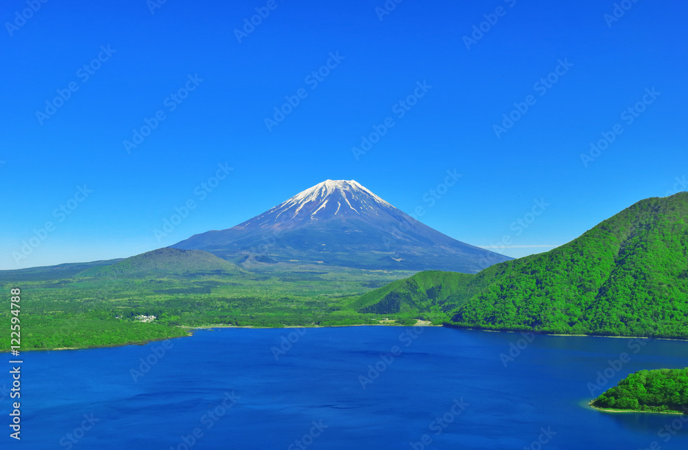 本栖湖から富士山(山梨県)