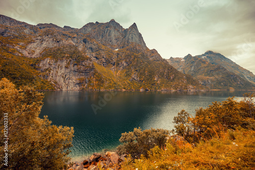 Fototapeta Naklejka Na Ścianę i Meble -  Mountain Lake in the fall