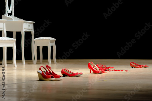 Scarpe rosse su un palco, simbolo della violenza sulle donne photo
