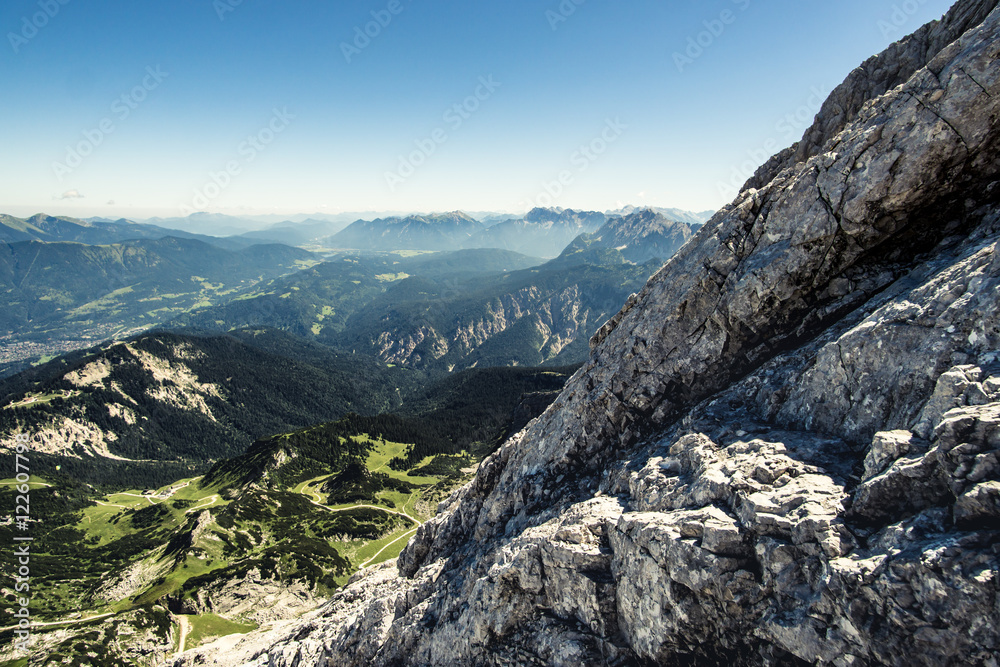 Alpenvorland - Blick aus der Alpsitze auf das Estergebirge und Kartenden.