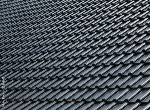 Dach mit schwarzen Dachziegeln
