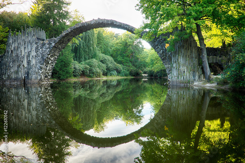 Romantyczny mostek Rakotzbrucke w Gablenz w Niemczech © lechj