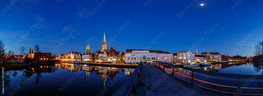 Eine extrabreite Ansicht der Lübecker Altstadt.