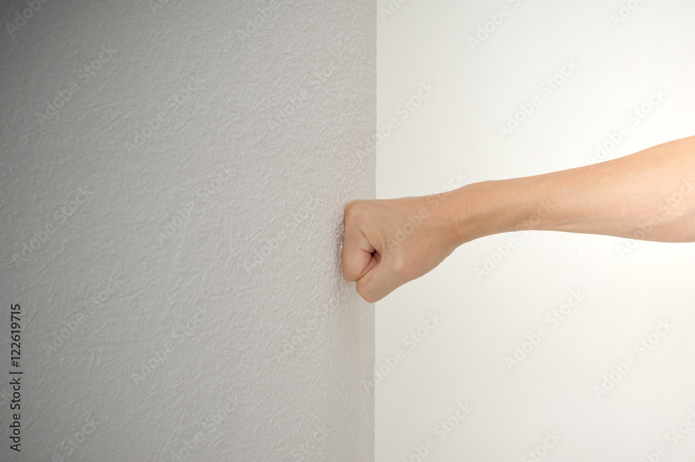 壁を殴る Stock 写真 Adobe Stock