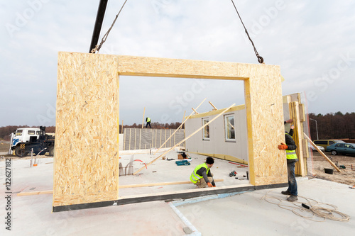 Cuadro en lienzo Roofer builder worker with crane installing structural Insulated Panels SIP