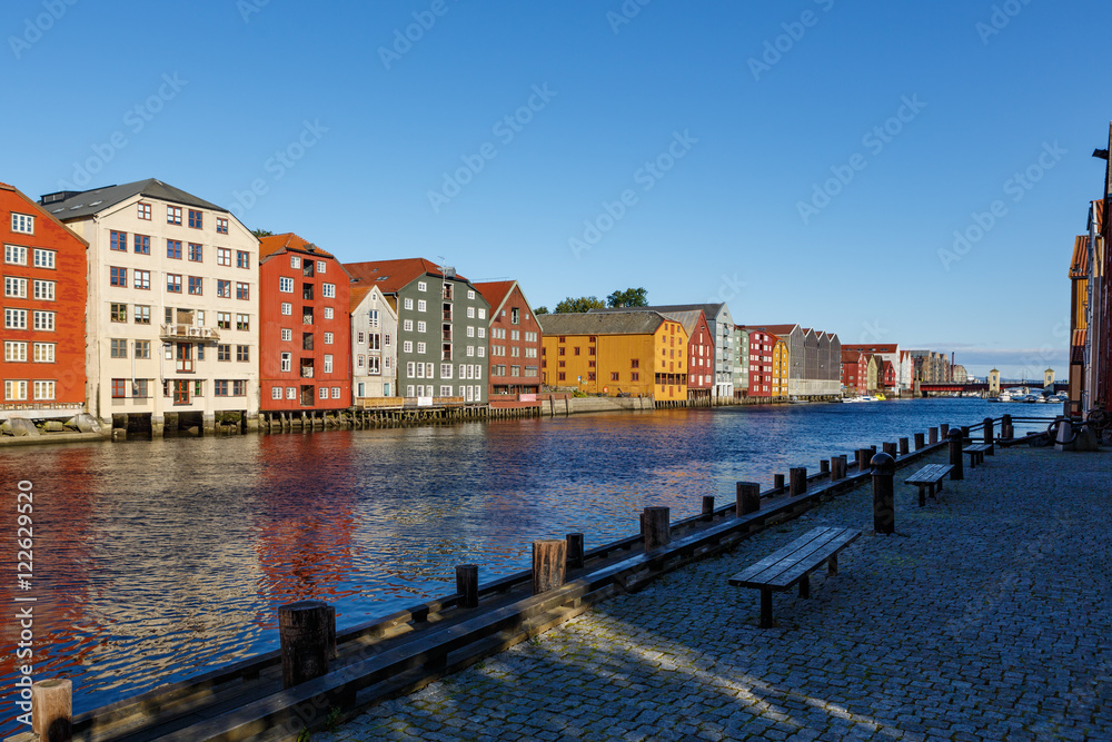 Gegenüber liegt die alte Speicherstadt in Trondheim.