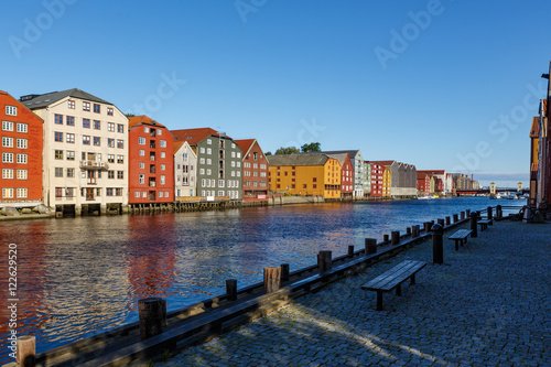 Gegenüber liegt die alte Speicherstadt in Trondheim.