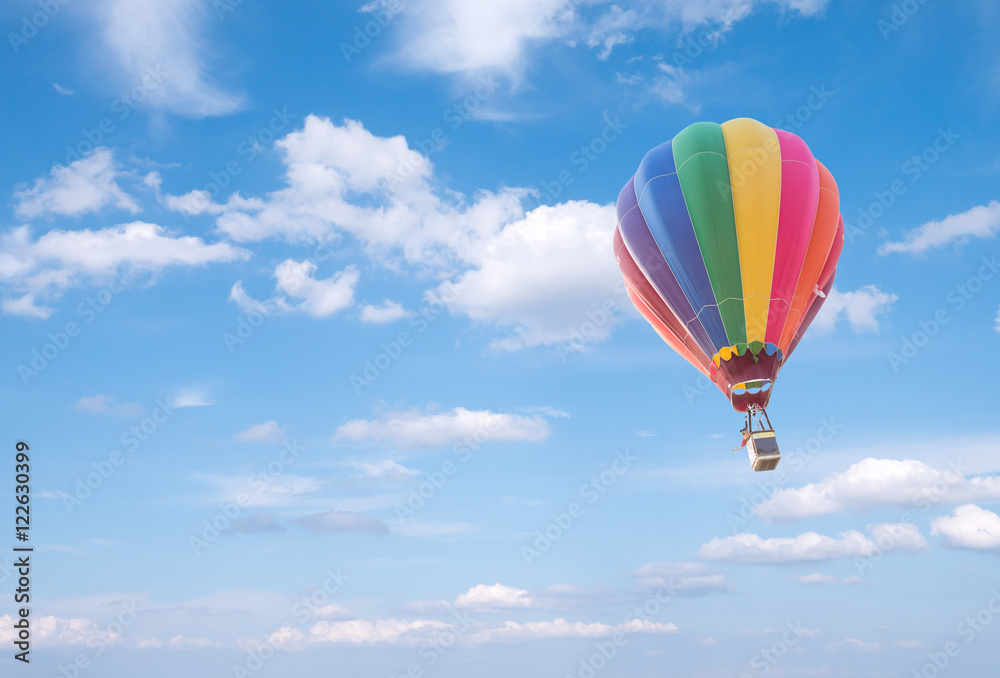 Fototapeta premium Balon na gorące powietrze z chmury na tle niebieskiego nieba