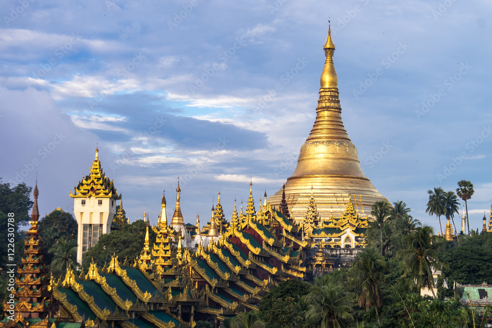 Naklejka premium golden light of Swedagon Pagoda
