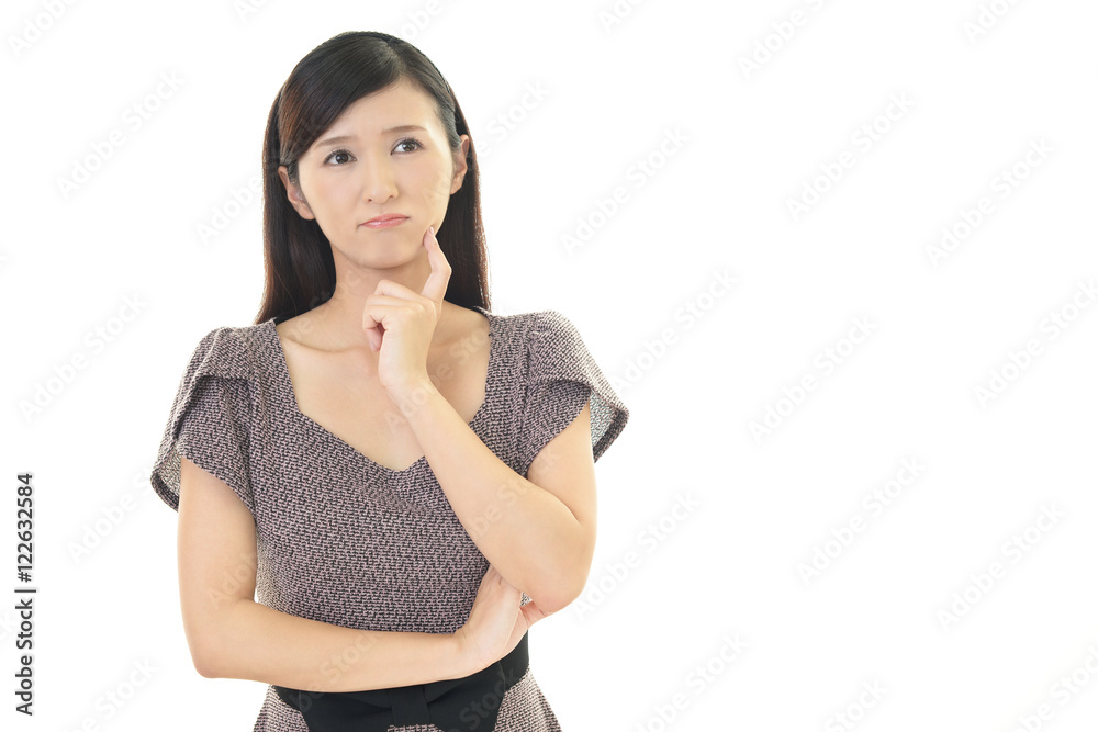 不安そうな表情の女性